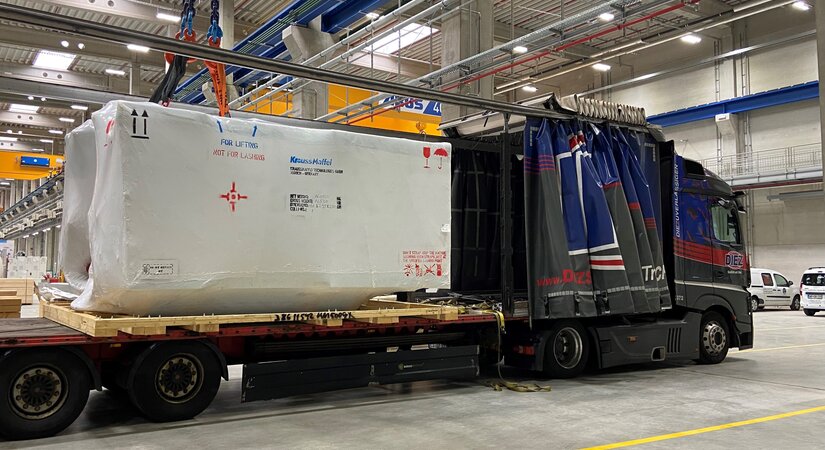 Weltpremiere: Die erste Maschine verlässt neuen Firmensitz