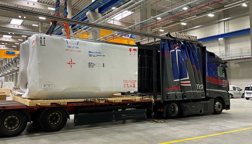 World premiere: first machine delivered from new main plant