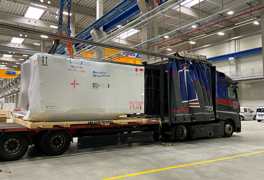 Weltpremiere: KraussMaffei liefert erste Maschine aus neuem Hauptwerk in Parsdorf 