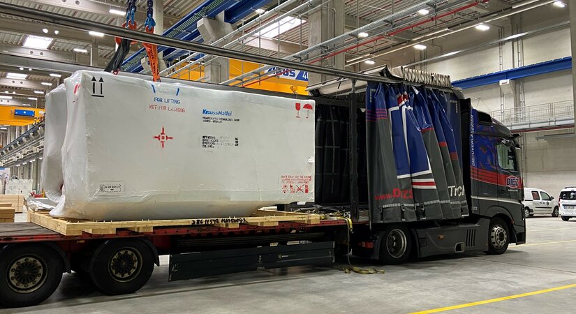 Weltpremiere: KraussMaffei liefert erste Maschine aus neuem Hauptwerk in Parsdorf 