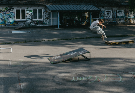 Das Brett mit dem Super-Pop: Kape fertigt revolutionäre Skateboards mit Equipment von KraussMaffei