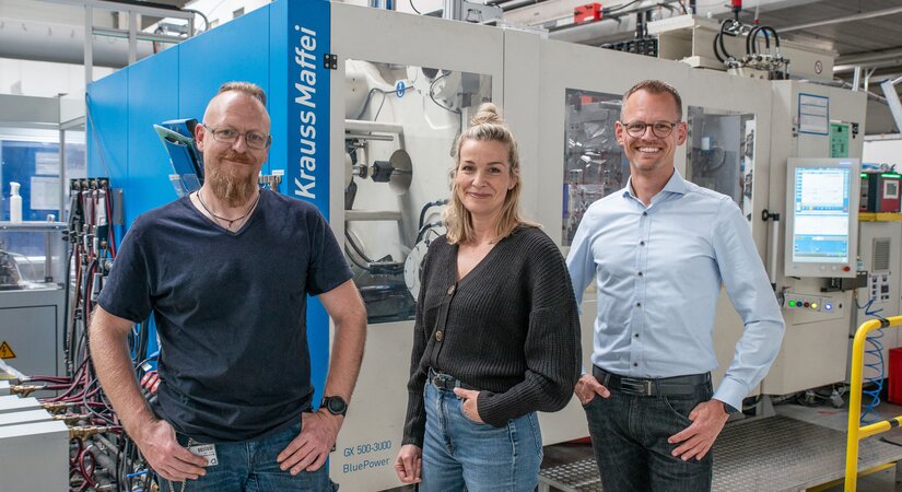Vertrauensvolle Zusammenarbeit: v.l.n.r. Horst Zimmermann (Leiter Kompetenz Center Demmel AG), Carolin Bernhard (Marketing Demmel AG), Stefan Betzing (Kundenberater KraussMaffei Technologies)
