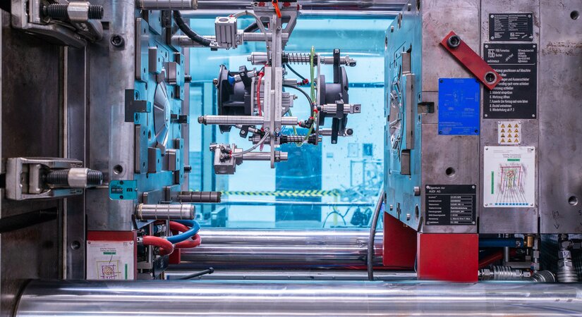 Blick in das Werkzeug der GX 500 bei der Demmel AG. Hier entstehen Radeinleger für die Automobilindustrie.
