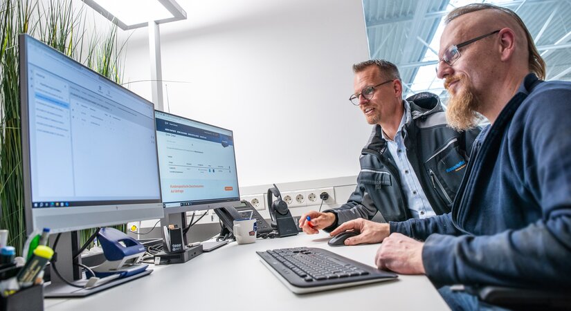Customer support - im pioneersClub findet Horst Zimmermann alle Maschinendetails auf einen Blick. Natürlich berät Stefan Betzing seinen Kunden auch persönlich vor Ort.