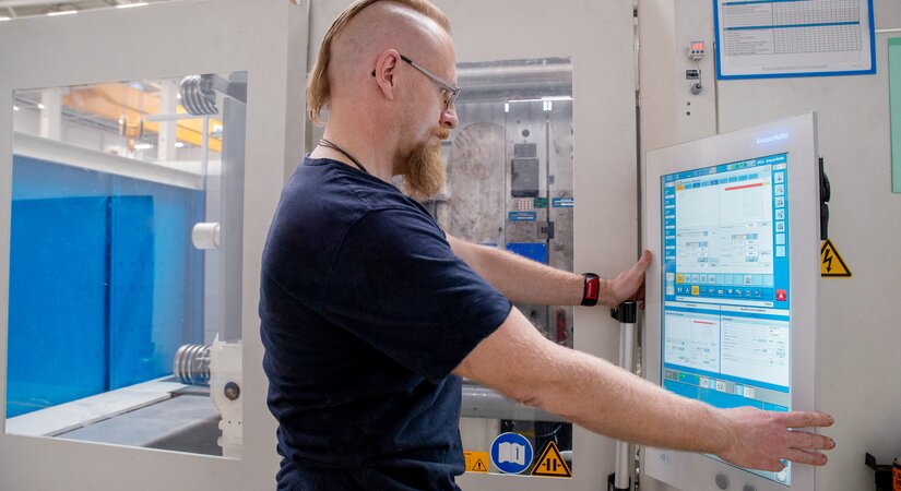 Fokus - Horst Zimmermann kontrolliert die Produktionsprozesse der GX 500 auf dem MC6-Steuerungsmodul.