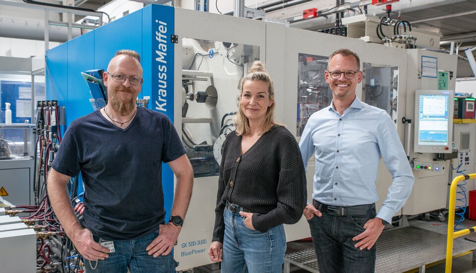 Vertrauensvolle Zusammenarbeit: v.l.n.r. Horst Zimmermann (Leiter Kompetenz Center Demmel AG), Carolin Bernhard (Marketing Demmel AG), Stefan Betzing (Kundenberater KraussMaffei Technologies)
