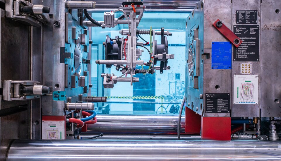 Blick in das Werkzeug der GX 500 bei der Demmel AG. Hier entstehen Radeinleger für die Automobilindustrie.