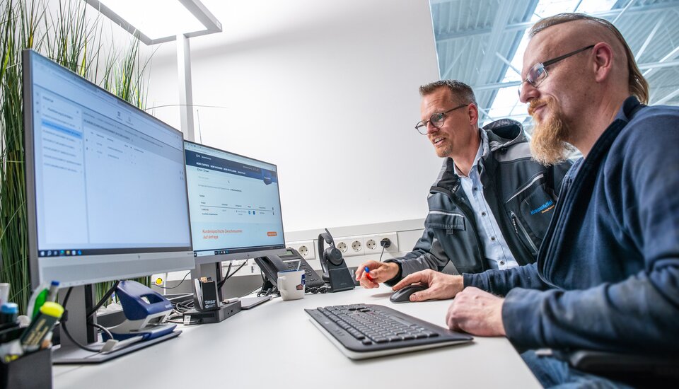 Customer support - im pioneersClub findet Horst Zimmermann alle Maschinendetails auf einen Blick. Natürlich berät Stefan Betzing seinen Kunden auch persönlich vor Ort.