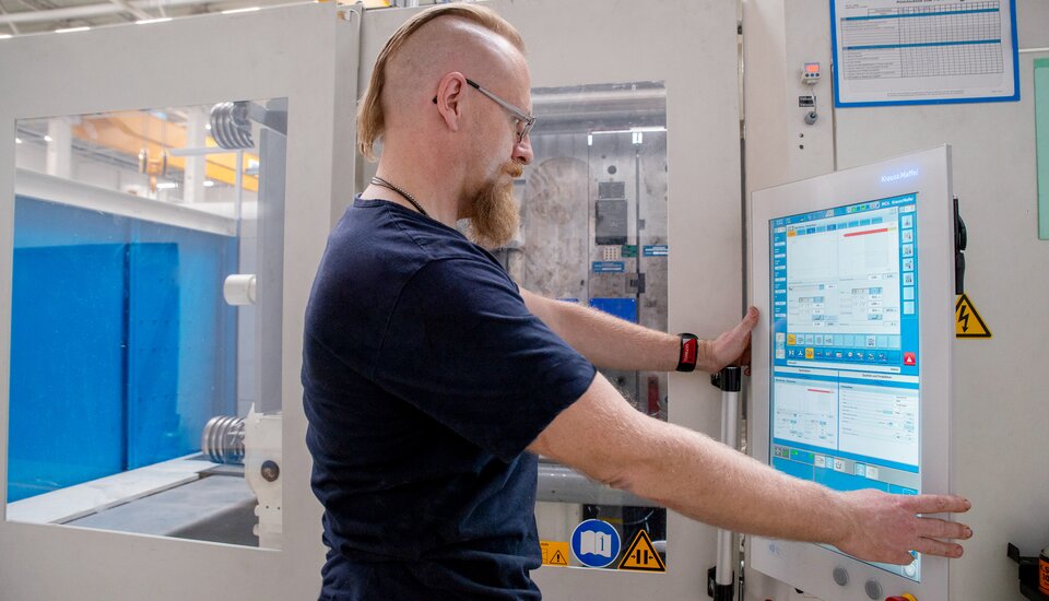 Fokus - Horst Zimmermann kontrolliert die Produktionsprozesse der GX 500 auf dem MC6-Steuerungsmodul.