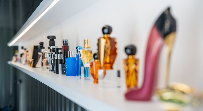 Edle Verschlüsse für Luxusmarken: Novassu setzt auf KraussMaffei