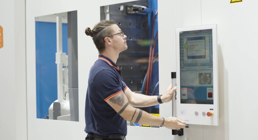 Machine operation made easy –  with smartOperation from KraussMaffei