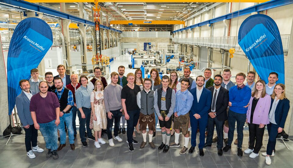 In mid-April, Thomas Deser congratulated 38 apprentices on successfully completing their apprenticeship. It is particularly important to him that the young people have learned a lot by then and have grown with their tasks.