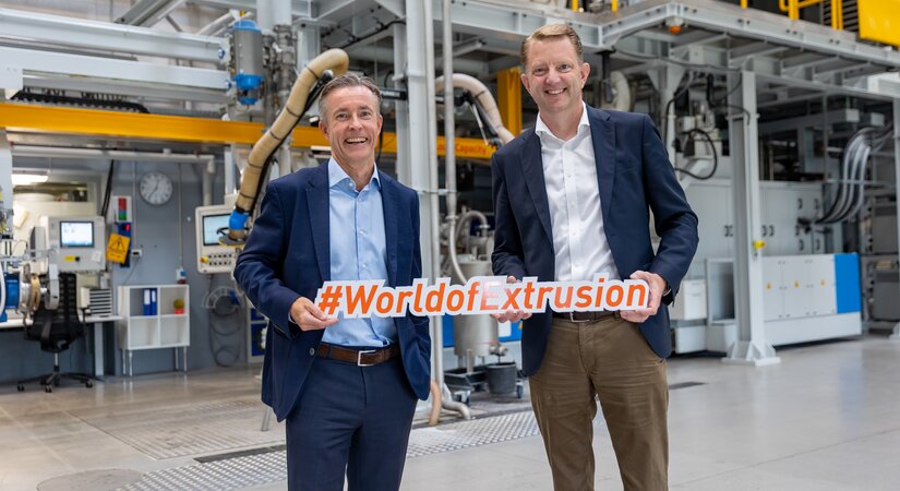 Melitek-Geschäftsführer Kim Laursen (links) baut auf die Compoundieranlagen-Kompetenz der KraussMaffei Extrusion, hier vertreten durch Managing Director Ralf Benack.
