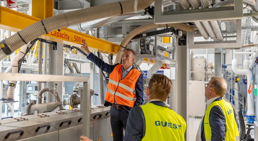 Kim Laursen erklärt während des Betriebsrundgangs genau, worauf es bei den 
Compoundieranlagen ankommt, damit er und sein Team die PVC-freien Spezialcompounds für Kunden im Medizinsektor in hoher Qualität herstellen können.
