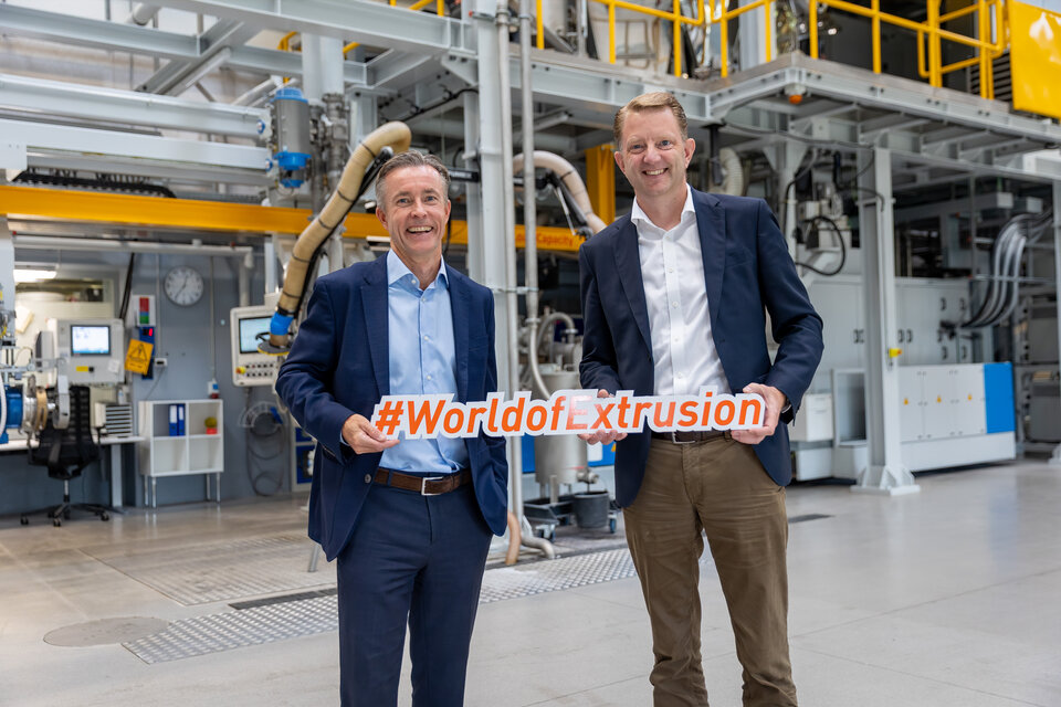 Melitek Managing Director Kim Laursen (left) relies on the compounding expertise of KraussMaffei Extrusion, represented here by Managing Director Ralf Benack.