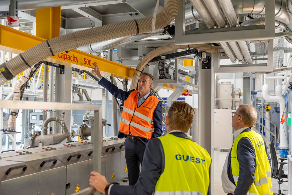 During the tour of the plant, Kim Laursen explains exactly what is important in 
compounding systems so that he and his team can produce high-quality PVC-free 
special compounds for customers in the medical sector.