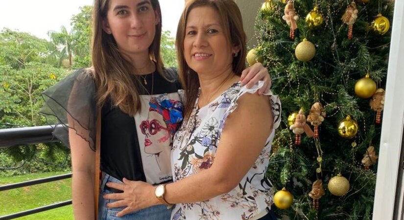 Alejandra Matallana zusammen mit ihrer Mutter. 