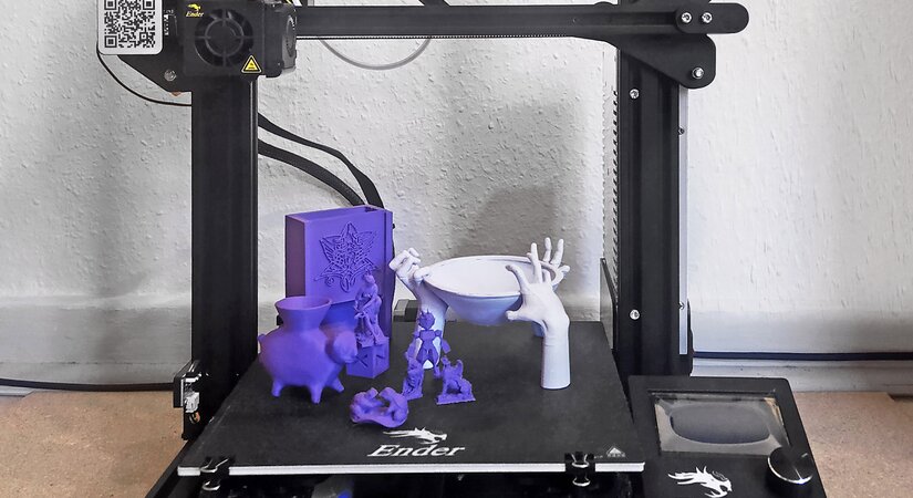  Fantastic figures: Evelin Graffunder tests the possibilities of additive manufacturing on her new 3D printer.
