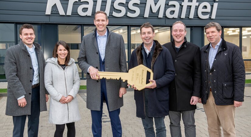 Der Umzug ist bereits in Gange - und mit der Schlüsselübergabe ist der nächste Schritt ins neue Werk geschafft. Von links nach rechts: René Dierkes (Projektleiter Werksneubau Parsdorf KraussMaffei), Eva März (Head of Corporate Brand Management KraussMaffei), Jörg Bremer (CFO KraussMaffei), Jan Van Geet (CEO VGP), Leonhard Spitzauer (1. Bürgermeister Gemeinde Vaterstetten), Daniel Siegmann (Geschäftsführer VGP Deutschland)