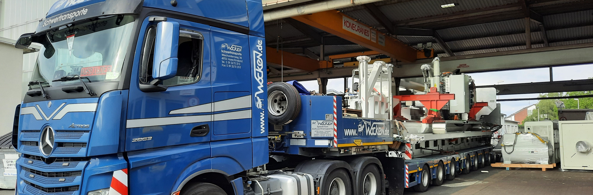 Abfahrt: Der LKW transportiert das CNC-Dreh-Fräszentrum zum neuen Standort