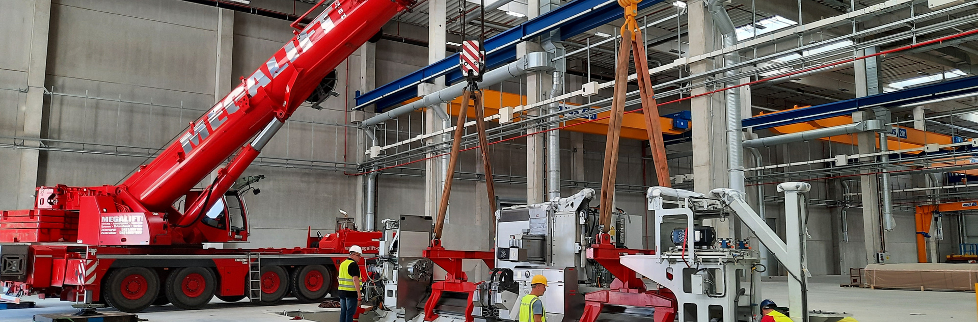 Nach ihrer Ankunft in Laatzen wird die Maschine in die vorgesehene Grube in der neuen Fertigungshalle eingebracht