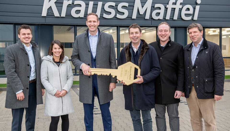 The move is already underway - and with the handover of the keys, the next step into the new plant has been taken. From left to right: René Dierkes (Project Manager New Parsdorf Plant KraussMaffei), Eva März (Head of Corporate Brand Management KraussMaffei), Jörg Bremer (CFO KraussMaffei), Jan Van Geet (CEO VGP), Leonhard Spitzauer (1st Mayor of Vaterstetten), Daniel Siegmann (Managing Director VGP Germany)